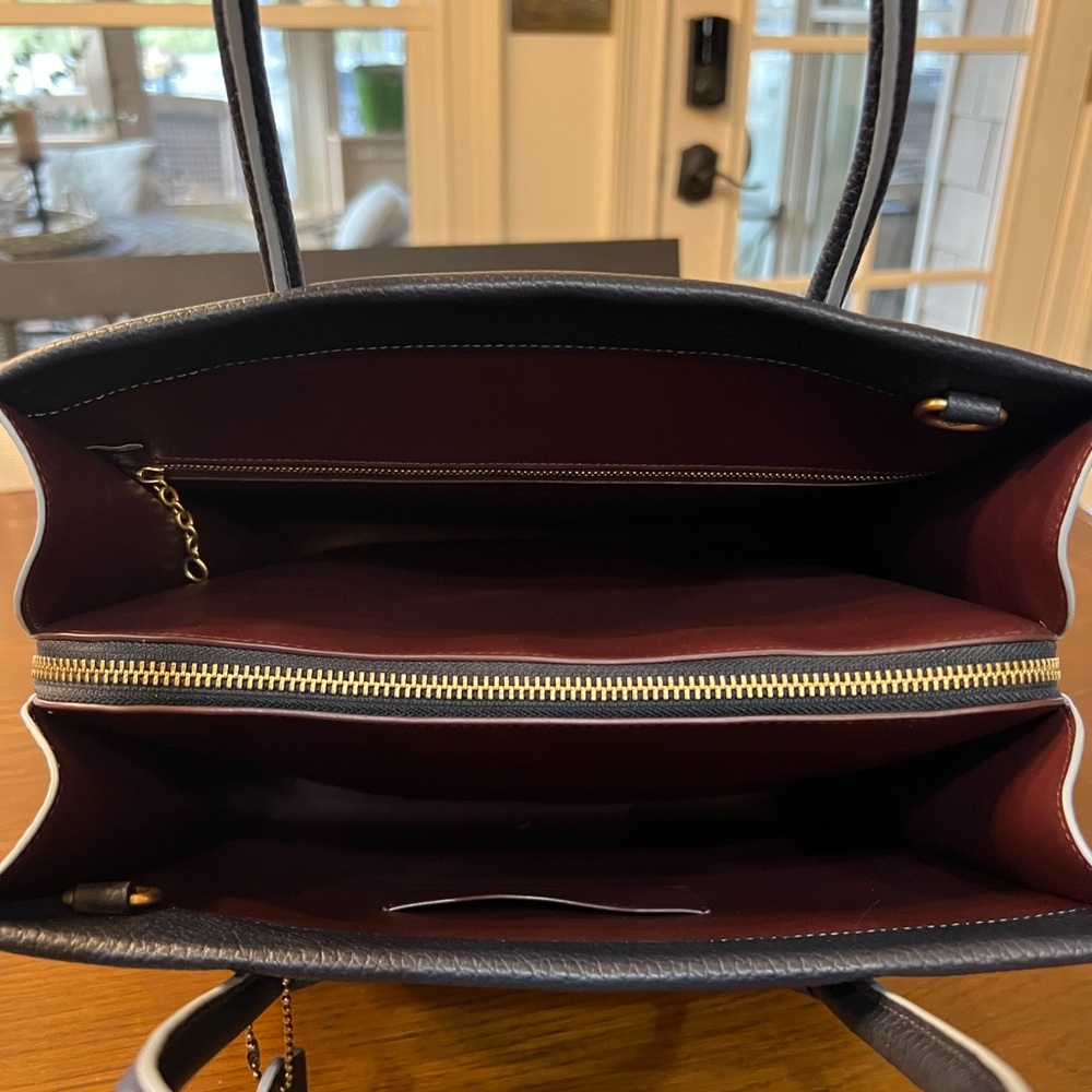 Cashin Carry Tote 29 
Dark navy with a cloud blue piping and oxblood interior - Picture 5 of 12